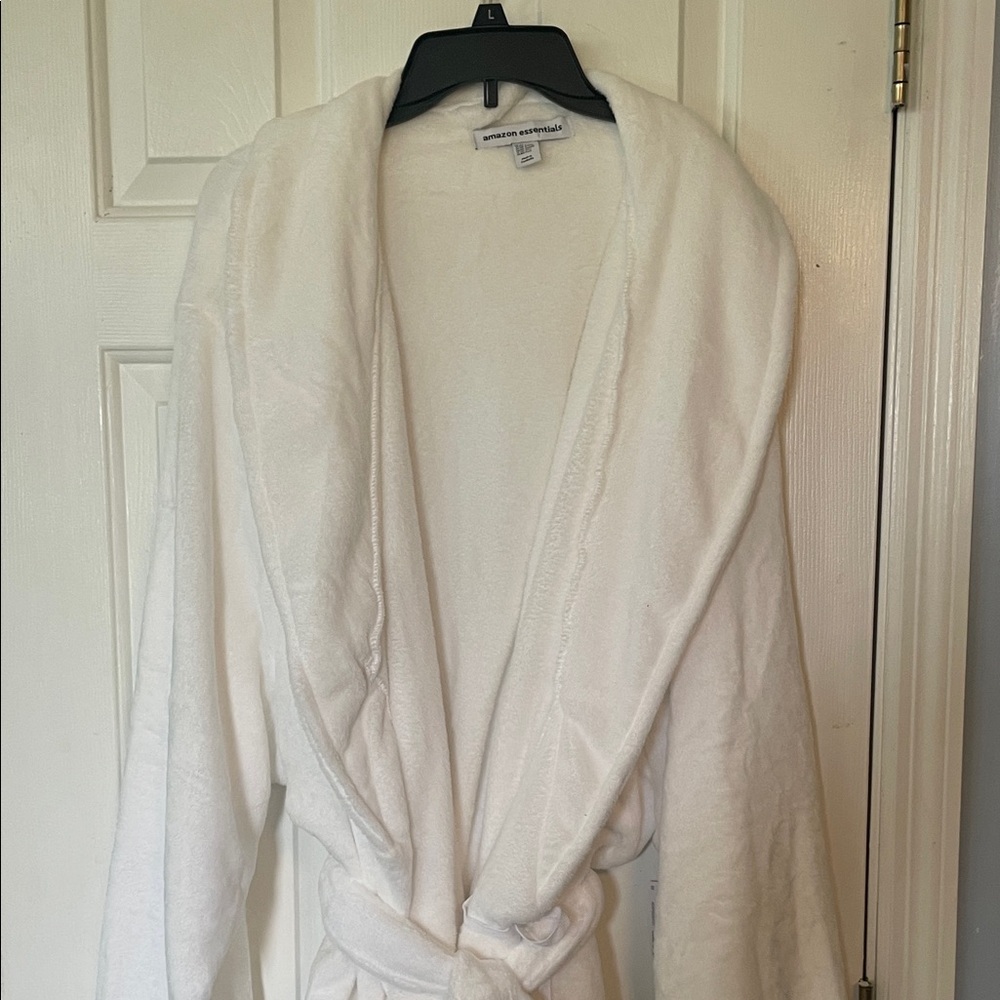 Amazon Essentials Soft Cream Robe